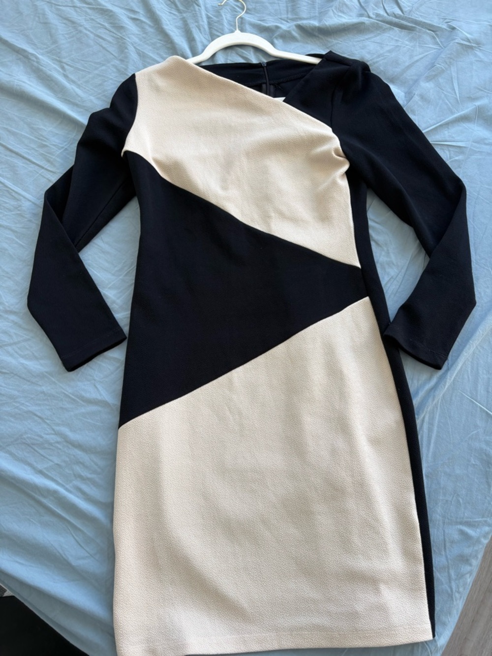 Women’s Black and Cream Colorblock Long Sleeve Sheath Dress